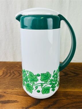 Kamenstein Vintage 1993 Grape Vine Insulated Beverage Pitcher Carafe Green White